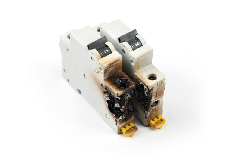 Jak wybrać odpowiednie zabezpieczenia elektryczne dla domu i firmy