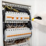 Jak właściwie zabezpieczyć instalacje elektryczne w budynkach i na zewnątrz