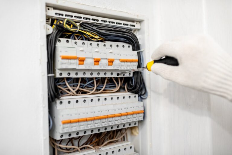 Jak właściwie zabezpieczyć instalacje elektryczne w budynkach i na zewnątrz