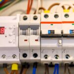 Jak wybrać i zastosować różnicówkę 1 fazową w instalacji elektrycznej