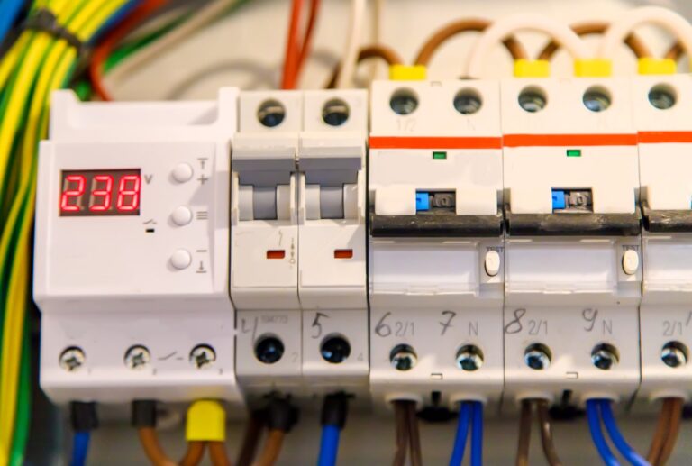 Jak wybrać i zastosować różnicówkę 1 fazową w instalacji elektrycznej
