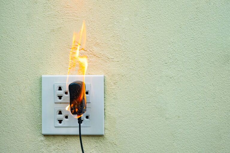 Dlaczego gniazdka elektryczne się przegrzewają?