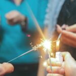 Dlaczego gniazdko iskrzy przy podłączaniu urządzeń?