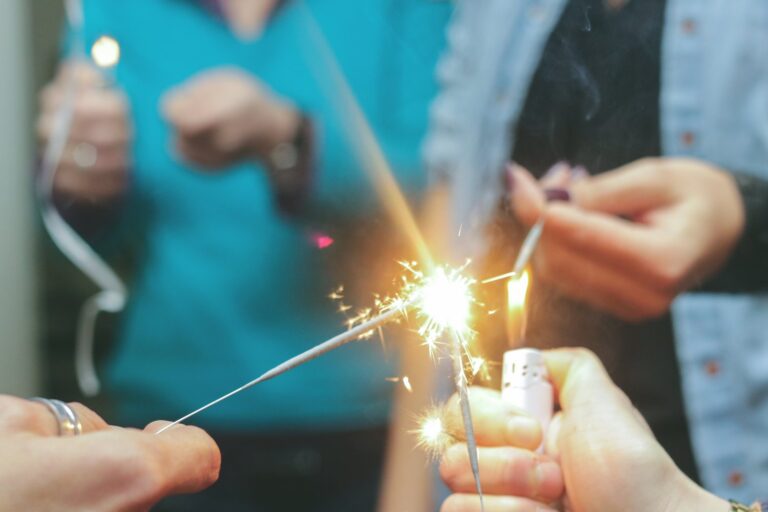 Dlaczego gniazdko iskrzy przy podłączaniu urządzeń?