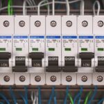 Jak wybierać i stosować wkładki bezpiecznikowe NH w instalacjach elektrycznych
