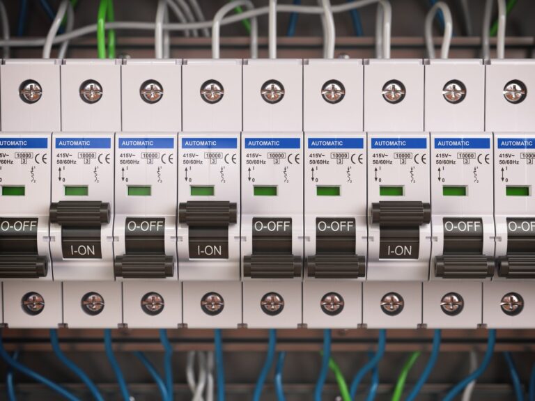 Jak wybierać i stosować wkładki bezpiecznikowe NH w instalacjach elektrycznych
