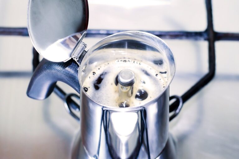 Co oznacza niski poziom wody w ekspresie do kawy?