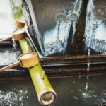 Co oznacza stukanie w rurach przy spuszczaniu wody?