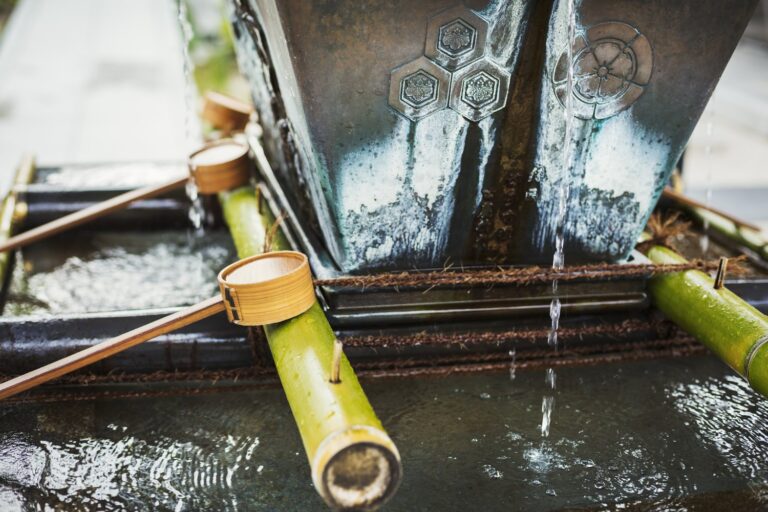 Co oznacza stukanie w rurach przy spuszczaniu wody?