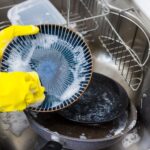 Co robić gdy zmywarka zostawia białe plamy na naczyniach?