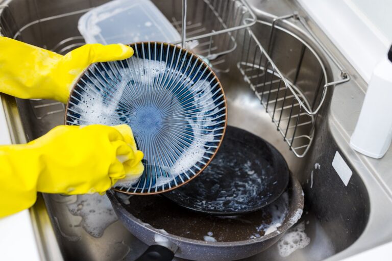 Co robić gdy zmywarka zostawia białe plamy na naczyniach?