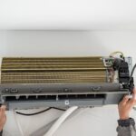 Dlaczego klimatyzator kapie wodą do wnętrza pomieszczenia?