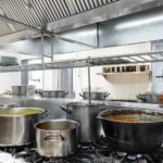 Dlaczego okap kuchenny głośno pracuje na wszystkich obrotach?