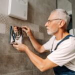 Dlaczego wentylator łazienkowy pracuje głośno?