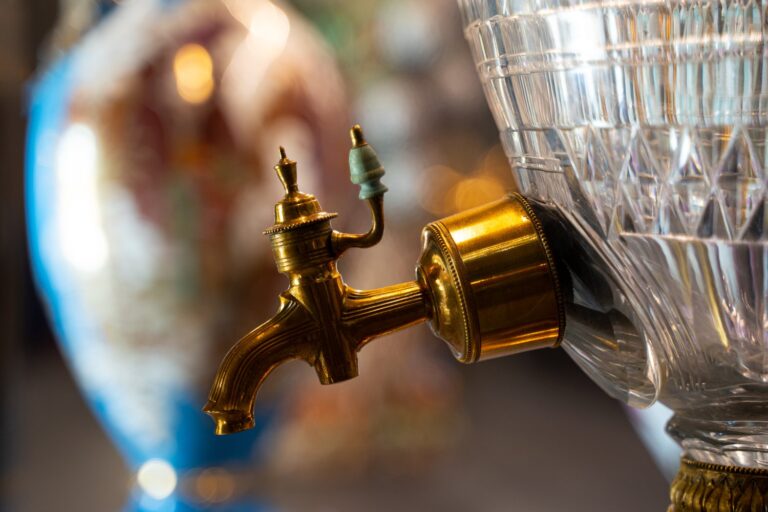 Dlaczego woda z kranu ma dziwny smak i zapach?
