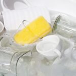 Dlaczego zmywarka zostawia resztki detergentu na naczyniach?