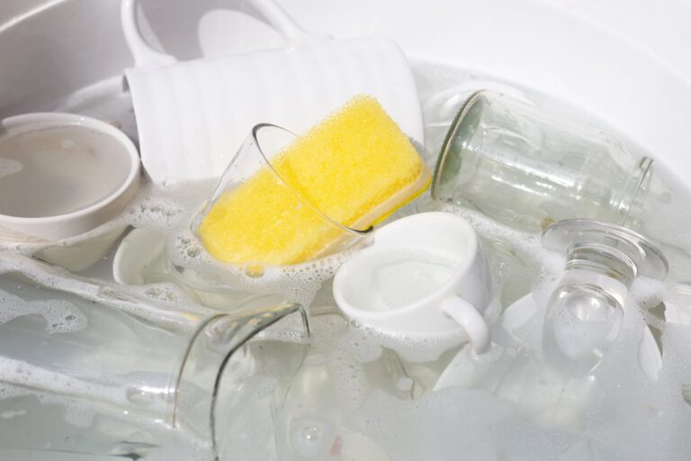Dlaczego zmywarka zostawia resztki detergentu na naczyniach?