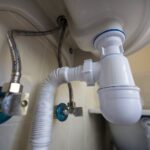 Jak rozpoznać zatkany syfon pod umywalką?