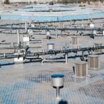 Jak skutecznie zaprojektować system odwodnienia plaskich dachów w obiektach komercyjnych