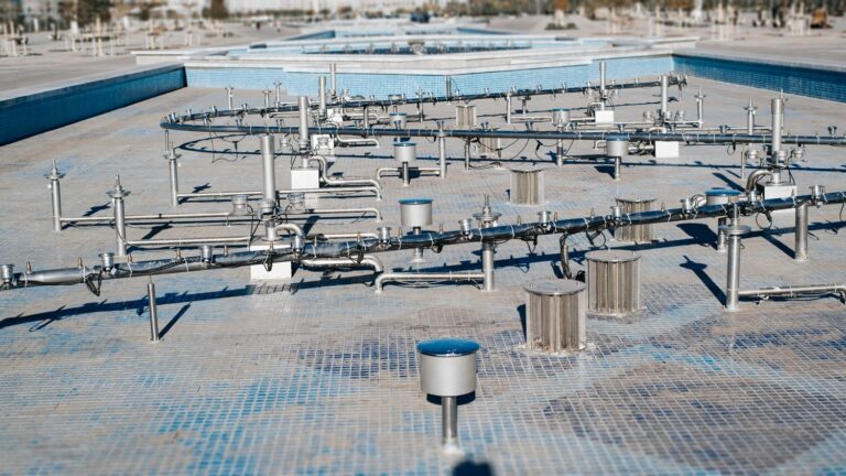 Jak skutecznie zaprojektować system odwodnienia plaskich dachów w obiektach komercyjnych