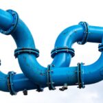 Co oznacza metaliczny dźwięk w rurach po zamknięciu kranu?