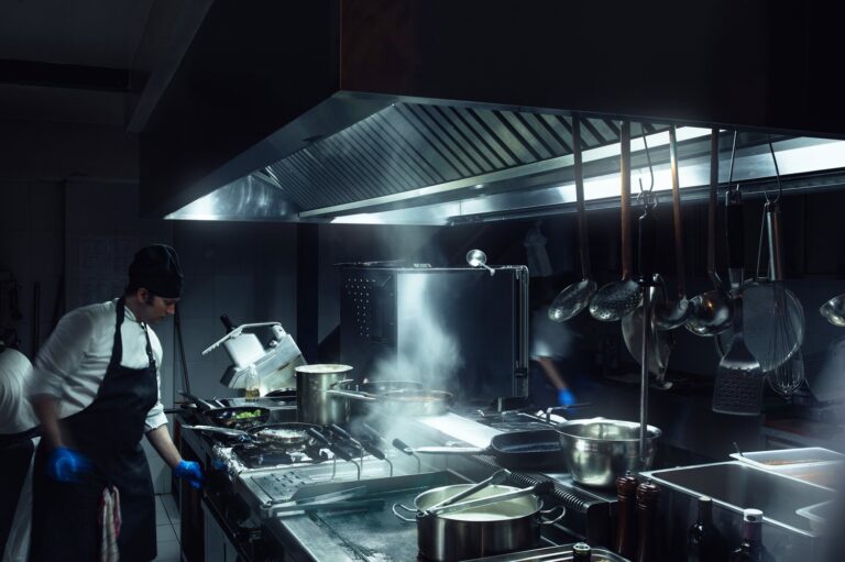 Co oznacza spadek mocy okapu podczas pracy na najwyższych obrotach?