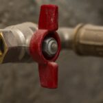 Co robić gdy kapie woda z zaworu odcinającego?