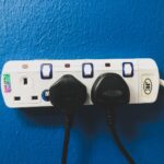 Dlaczego gniazdko elektryczne nie trzyma wtyczki?