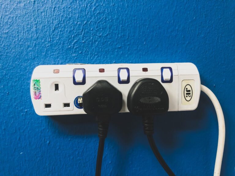 Dlaczego gniazdko elektryczne nie trzyma wtyczki?