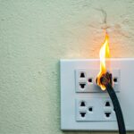 Dlaczego kontakt w gniazdku elektrycznym iskrzy przy wyjmowaniu wtyczki?