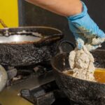 Dlaczego okap kuchenny zostawia tłuste ślady na obudowie?