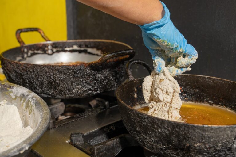 Dlaczego okap kuchenny zostawia tłuste ślady na obudowie?