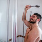 Dlaczego prysznic ma słaby strumień wody tylko wieczorem?