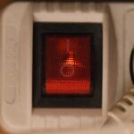 Dlaczego żarówka LED mruga po podłączeniu do ściemniacza?