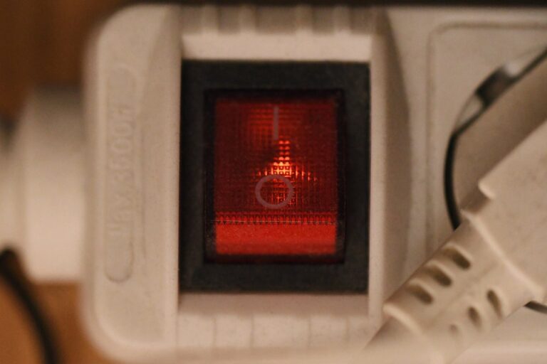 Dlaczego żarówka LED mruga po podłączeniu do ściemniacza?