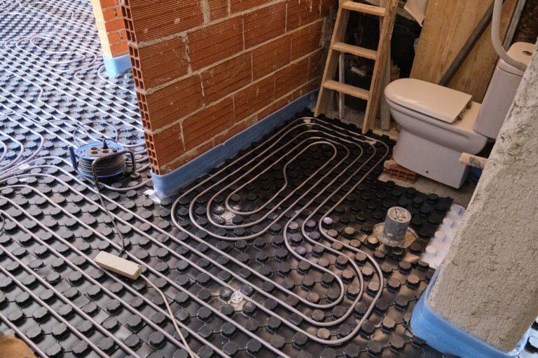 Jak prawidłowo zastosować folię pod ogrzewanie podłogowe w instalacji grzewczej