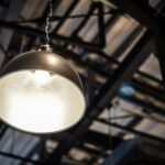 Jak wybrać odpowiednie oprawy przemysłowe dla hali produkcyjnej