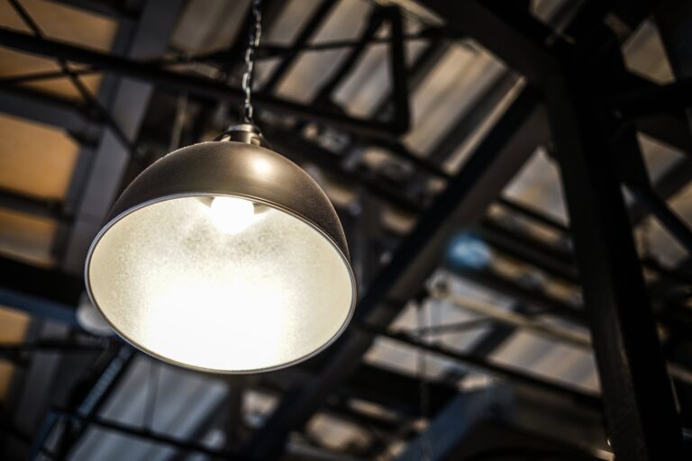 Jak wybrać odpowiednie oprawy przemysłowe dla hali produkcyjnej