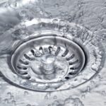 Co oznacza bulgotanie w syfonie po spuszczeniu wody z umywalki?