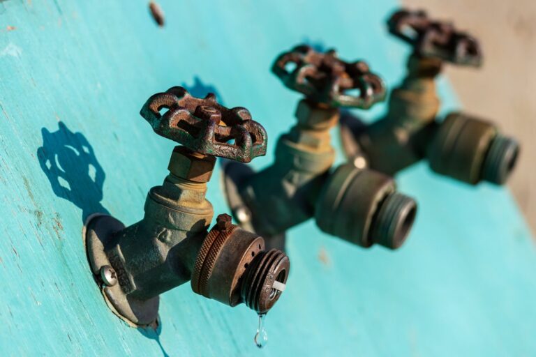 Co robić gdy bateria wannowa kapie z wylewki?