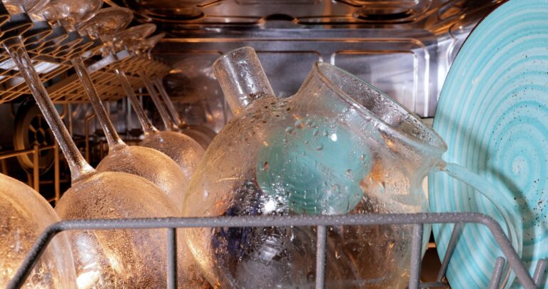 Co robić gdy zmywarka zostawia smugi na szklankach?