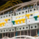 Dlaczego automatyczny wyłącznik główny często się wyzwala wieczorem?