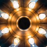 Jak rozpoznać przepaloną żarówkę w lampie sufitowej z kilkoma punktami świetlnymi?