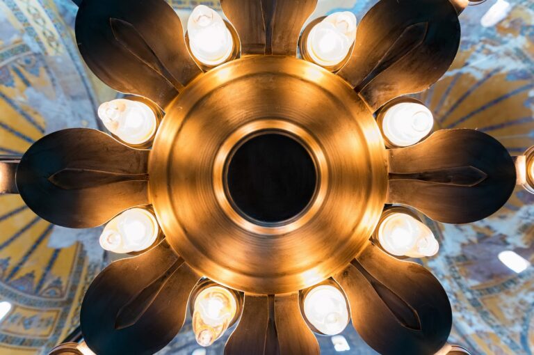 Jak rozpoznać przepaloną żarówkę w lampie sufitowej z kilkoma punktami świetlnymi?